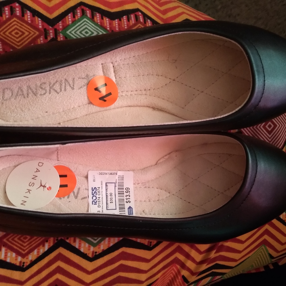 Danskin memory foam flat shoes